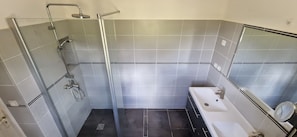 Towels, soap, toilet paper - cancelled  (Cuers)