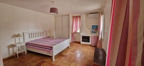 6 Schlafzimmer, Schreibtisch, Bügeleisen/Bügelbrett, WLAN