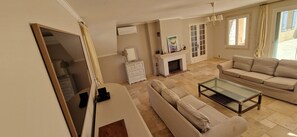 Smart-TV, Kamin, DVD-Player, Bücher