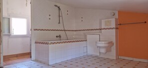 Pyyhkeet, saippua, vessapaperi