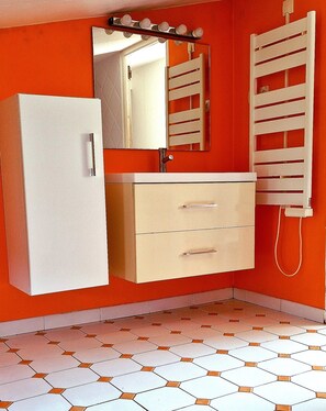 Towels, soap, toilet paper - cancelled  (Cuers)