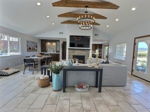 Smart TV, fireplace - Escape to 3 Dogs Whining: Your Vineyard Retreat (San Luis Obispos)