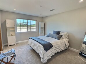 3 bedrooms, iron/ironing board, travel cot, free WiFi - Escape to 3 Dogs Whining: Your Vineyard Retreat (San Luis Obispos)
