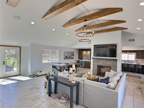 Smart TV, fireplace - Escape to 3 Dogs Whining: Your Vineyard Retreat (San Luis Obispos)