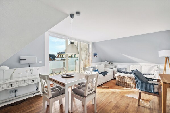 TV, books, stereo - Gemütliche 3-zimmer Ferienwohnung Inselperle am Meer Hygge-urlaub auf Fehmarn (Fehmarn)