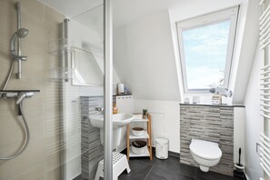 Een douche, een haardroger, handdoeken