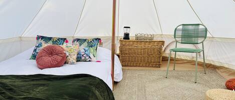 1 bedroom, bed sheets