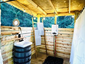Toallas, jabón, shampoo, papel de baño 