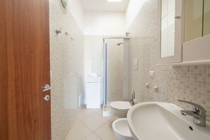 Dusche, Haartrockner, Bidet, Handtücher