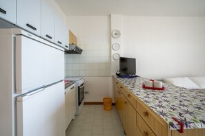 冷蔵庫、電子レンジ、オーブン、コンロ