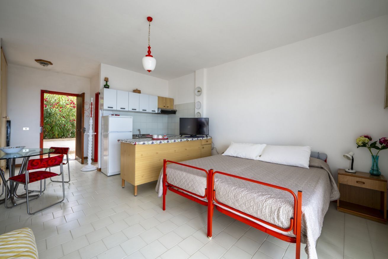 1 habitación, tabla de planchar con plancha y ropa de cama 