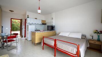 1 habitación, tabla de planchar con plancha y ropa de cama