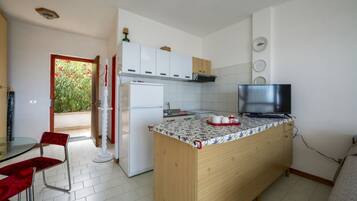 Refrigerador, microondas, horno, placa de cocina