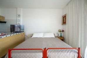 1 quarto, ferros/tábuas de passar roupa, roupa de cama