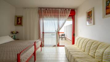 1 bedroom, bed sheets