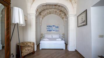 1 camera, una scrivania, ferro/asse da stiro, culla da viaggio