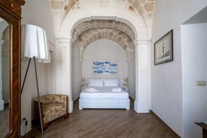 1 soverom, skrivebord, strykejern/-brett og reiseseng for barn