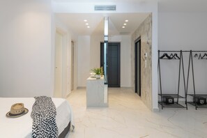 1 quarto, escrivaninha, ferros/tábuas de passar roupa, berço de viagem