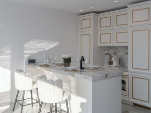 Kylskåp, mikrovågsugn, ugn och spishäll