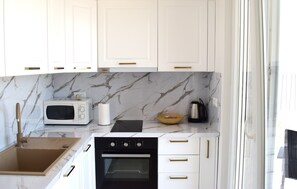 Frigorífico, microondas, horno y placa de cocina