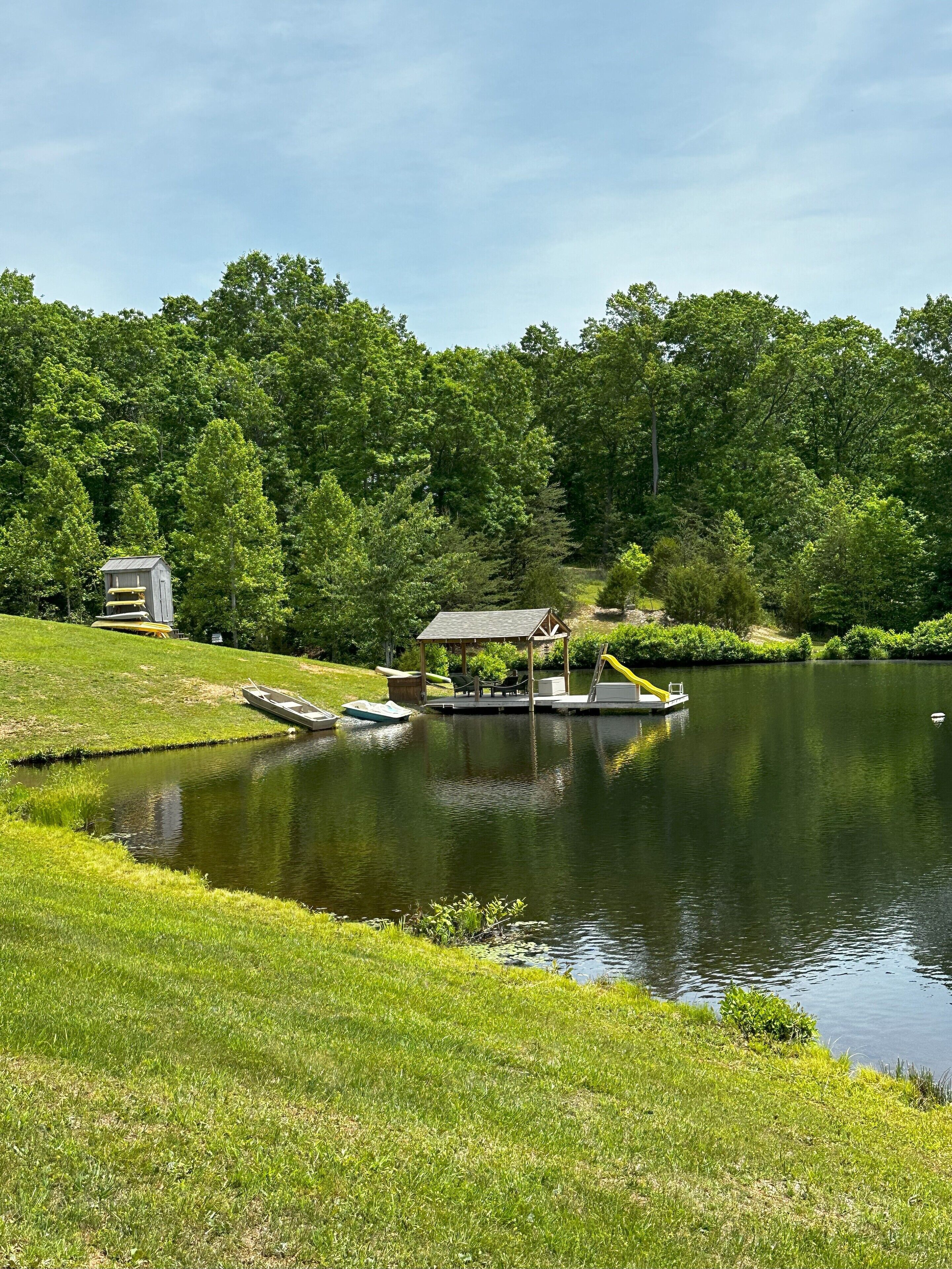 Cozy cabin on Private Lake in fabulous Amherst.  Near the Blue Ridge Parkway.