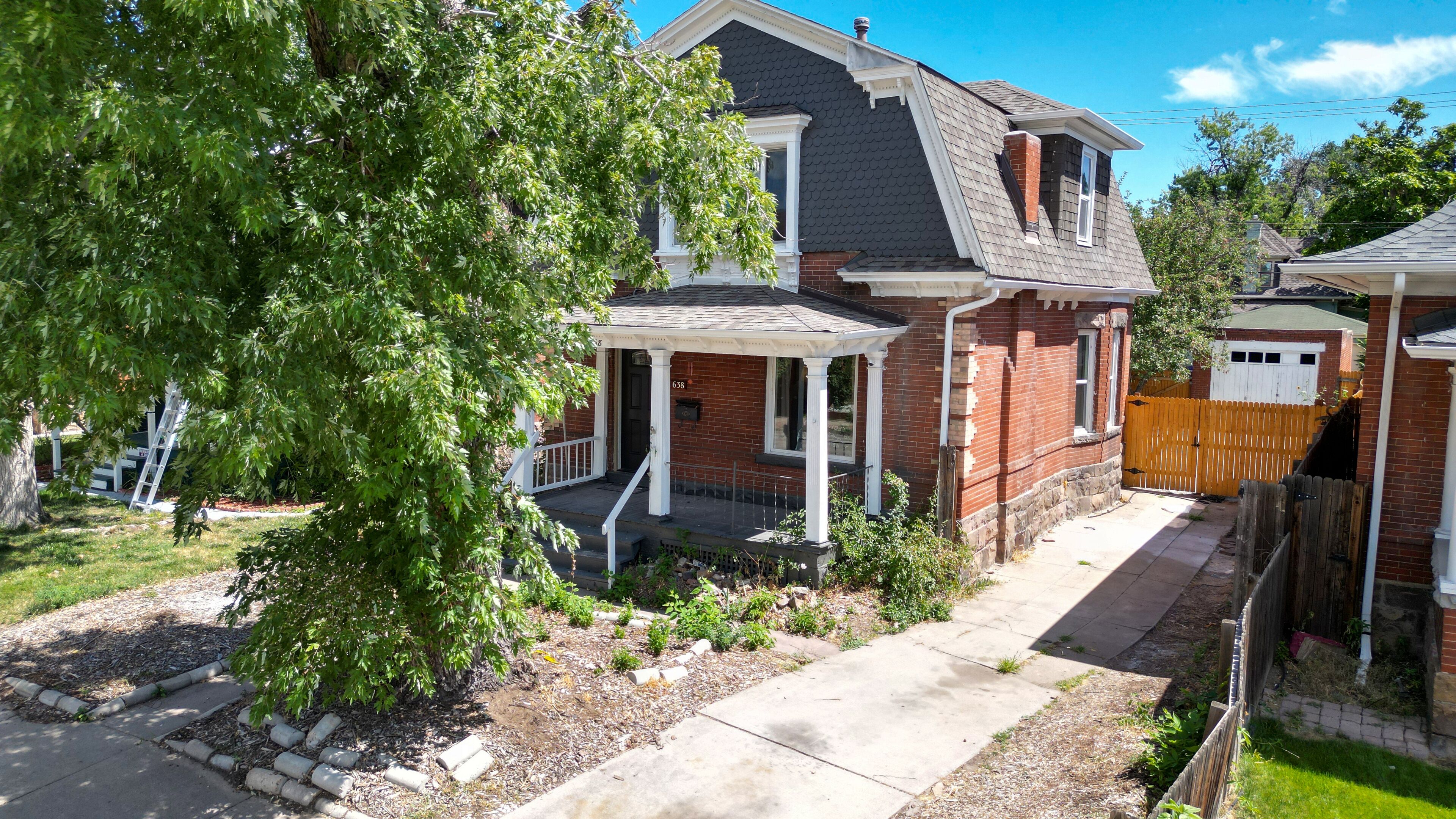 Spooky 4-king bed house in Denver with AC & WiFi