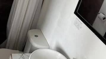 Dusche, Haartrockner, HandtĂŒcher, Seife