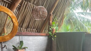 Comfort Double Room, Balcony, Beach View | Bathroom | Towels, soap, shampoo, toilet paper - GAELIA BEACH (Santa Marta)