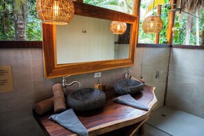Comfort Room, Beach View | Bathroom | Towels, soap, shampoo, toilet paper - GAELIA BEACH (Santa Marta)