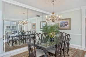 Dining - 3-bedroom Penthouse Condo on White Sand Beach in Destin, Fl
Incl. Beach Umbrella (Destin)