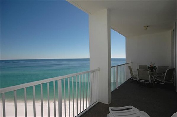Outdoor dining - 3-bedroom Penthouse Condo on White Sand Beach in Destin, Fl
Incl. Beach Umbrella (Destin)