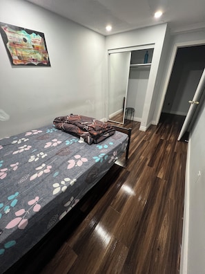 3 quartos, ferros/tábuas de passar roupa, Wi-Fi, roupa de cama