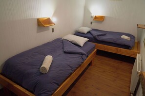 8 quartos, ferros/tábuas de passar roupa, roupa de cama