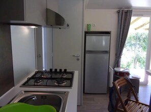 Réfrigérateur, micro-ondes, plaque de cuisson