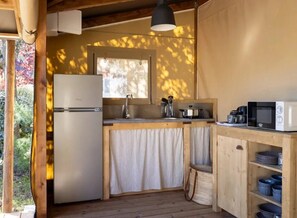 Kühlschrank, Mikrowelle, Herdplatte