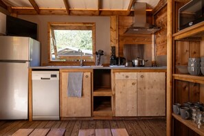 Réfrigérateur, micro-ondes, plaque de cuisson, lave-vaisselle