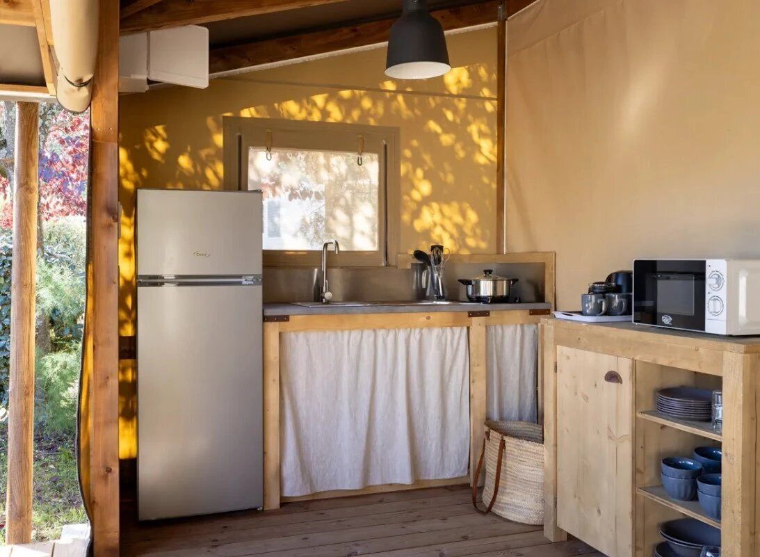 Réfrigérateur, micro-ondes, plaque de cuisson