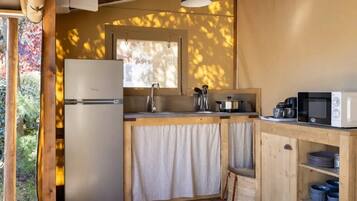 Réfrigérateur, micro-ondes, plaque de cuisson