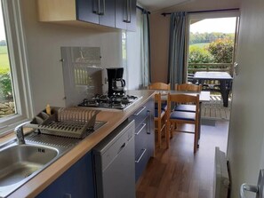 Kühlschrank, Mikrowelle, Herdplatte