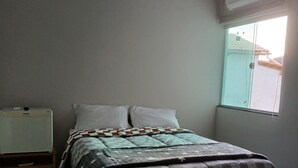 Chambre simple, vue sur la ville