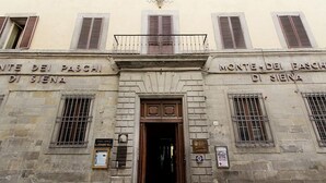 A building facade with the inscription "Monte dei Paschi di Siena" and a door entrance. - Apartment in Cortona with 2 bedrooms sleeps 4 (Cortona)