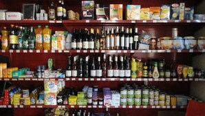 Un rayon de magasin rempli de divers produits alimentaires et boissons, notamment des bouteilles, des boîtes de conserve et des emballages.