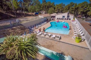 A heated pool - ZEcamping 3 étoiles familial piscine chauffée locatif TV BBQ clim 20m2 (Mondragon)