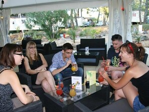 Outdoor dining - ZEcamping 3 étoiles familial piscine chauffée locatif TV BBQ clim 20m2 (Mondragon)