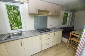 Fridge, microwave, stovetop - Camping 3 étoiles - Piscine  - cca0gai (Apremont)