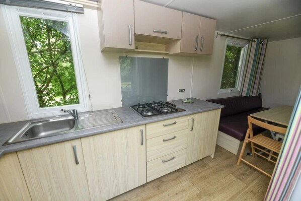 Kühlschrank, Mikrowelle, Herdplatte