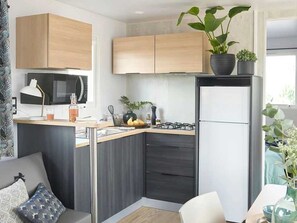 Refrigerador, microondas y parrilla de estufa 