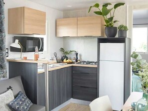 Refrigerador, microondas y parrilla de estufa