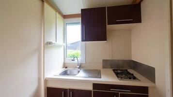 Fridge, microwave, stovetop