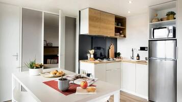 Jääkaappi, mikroaaltouuni, liesi